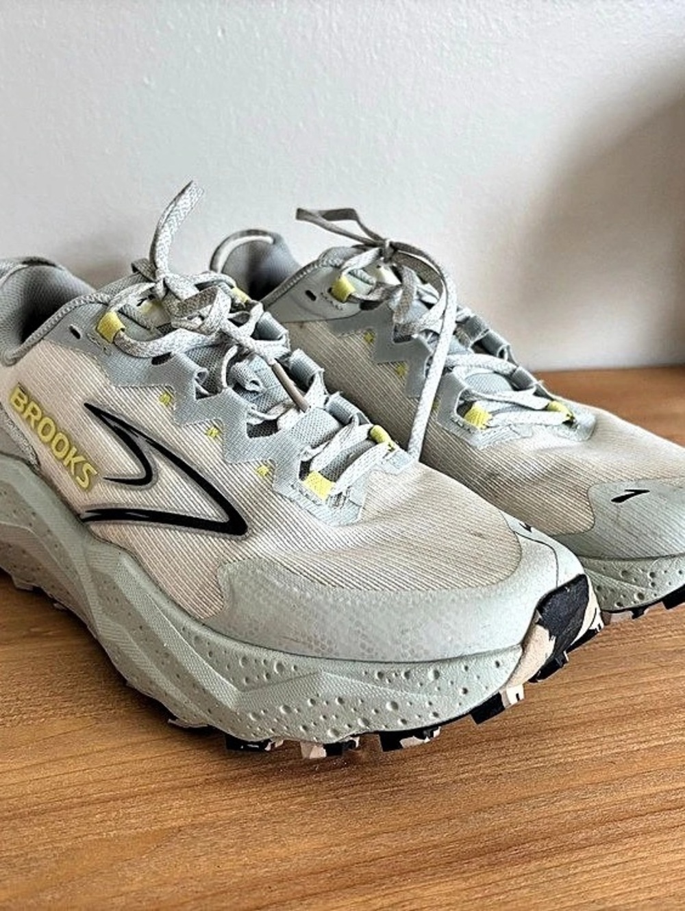 Brooks Cascadia 17 Trail Running Shoes White & Green woman’s US 9